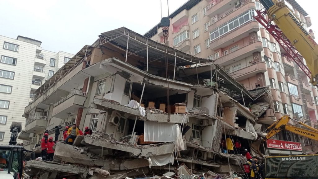 Τουρκία: Πάνω από 600 άτομα υπό έρευνα για τα κτήρια που κατέρρευσαν