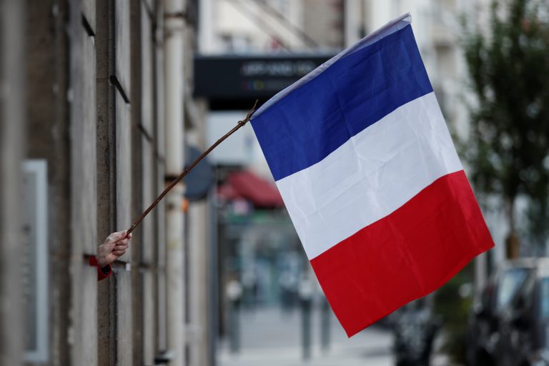 Παρίσι: Στους δρόμους οι Γάλλοι πολίτες – Αιτούνται την έξοδο της Γαλλίας από το ΝΑΤΟ!