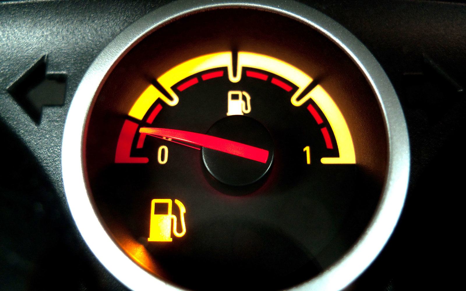 Πόσα χιλιόμετρα μπορείτε να κάνετε με… «αναμμένο» το λαμπάκι της βενζίνης;