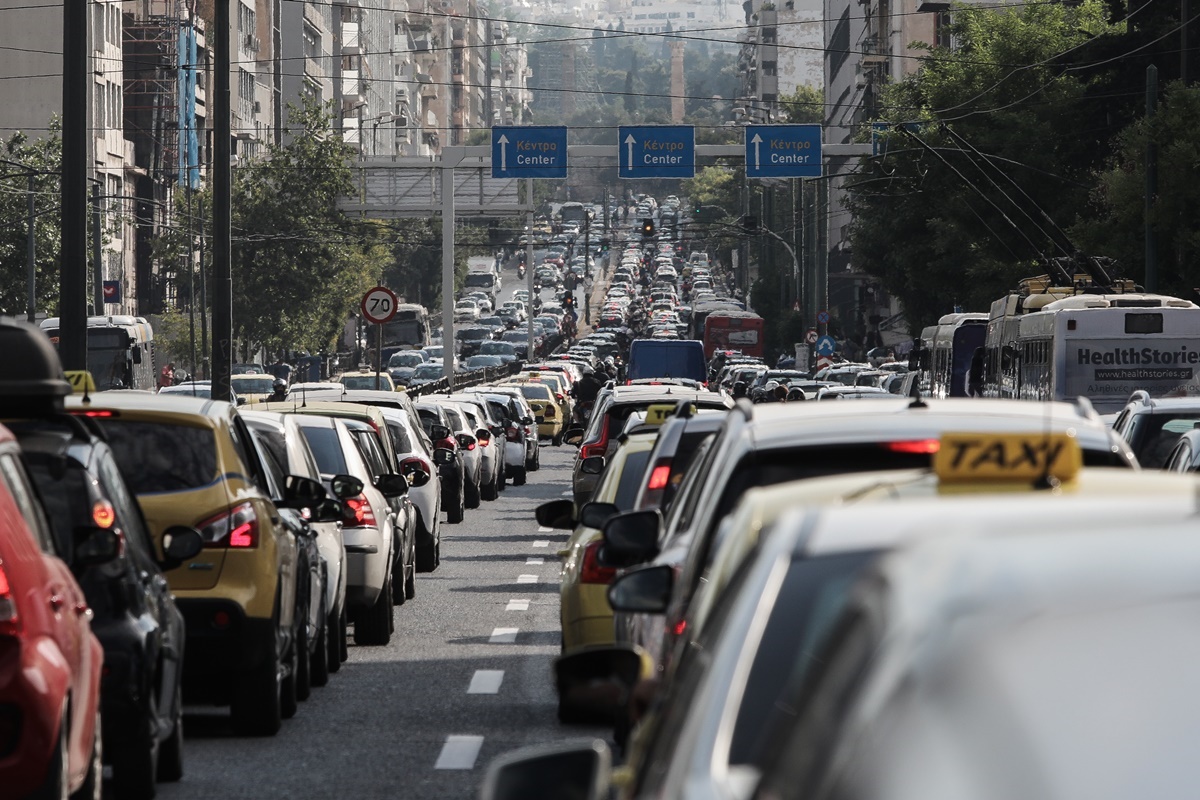 Κίνηση στους δρόμους: Μποτιλιάρισμα στην έξοδο για Μαρκόπουλο – Έως και 20 λεπτά οι καθυστερήσεις (χάρτης)