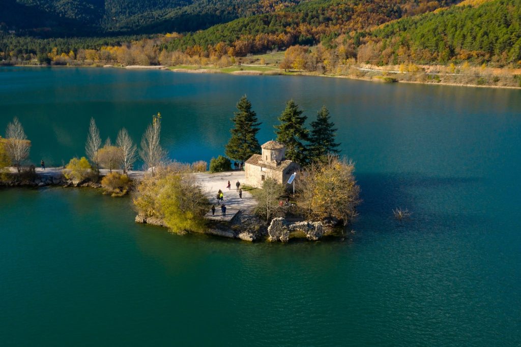 Λίμνη Δόξα: Ο «μαγικός» προορισμός στην ορεινή Κορινθία που αξίζει να πάτε μια μονοήμερη (βίντεο)