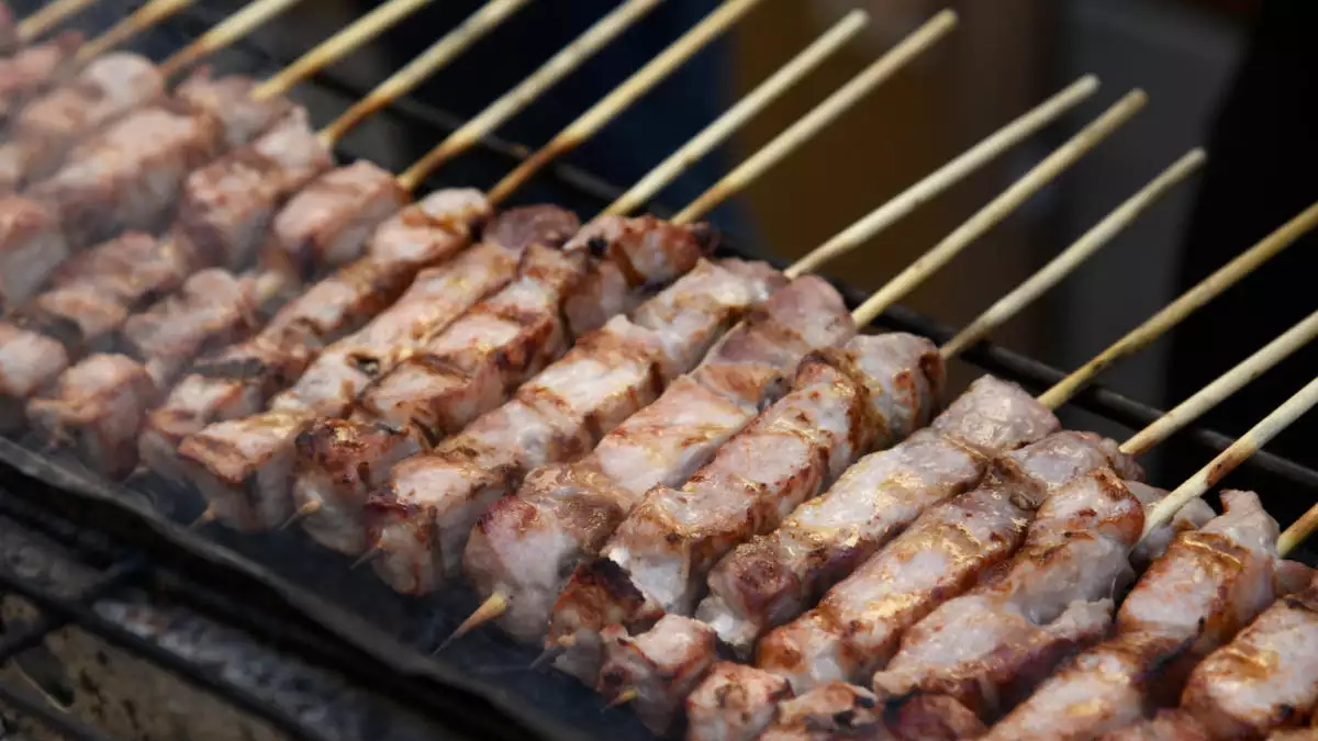 Εύβοια: Μοίραζαν δωρεάν σουβλάκια σε εκδήλωση του δήμου… και συνελήφθησαν!