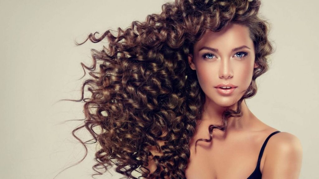 Πέντε tips για να αναδείξεις την θηλυκότητά σου χωρίς να προσπαθήσεις πολύ