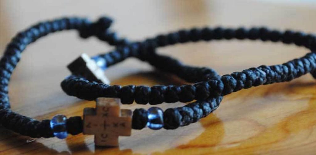 Όσα πρέπει να ξέρετε για τα κομποσκοίνια: Ποια τα είδη και πώς γίνεται η προσευχή