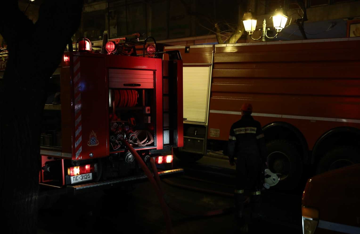 Φωτιά σε διαμέρισμα στη Γλυφάδα – Τρεις άνθρωποι απεγκλωβίστηκαν