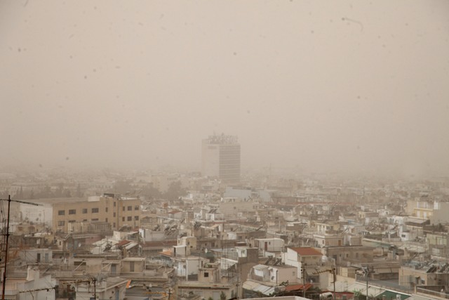 «Χάθηκε» η Αθήνα μέσα στη αφρικανική σκόνη (φώτο)