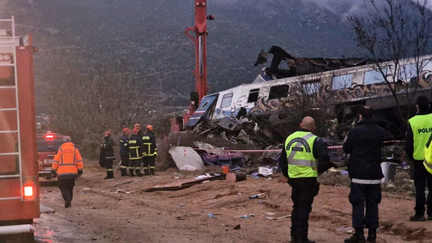 Σύγκρουση τρένων στα Τέμπη: Οι πυροσβέστες ανασύρουν ανθρώπινα μέλη από τα συντρίμμια (φώτο-βίντεο)