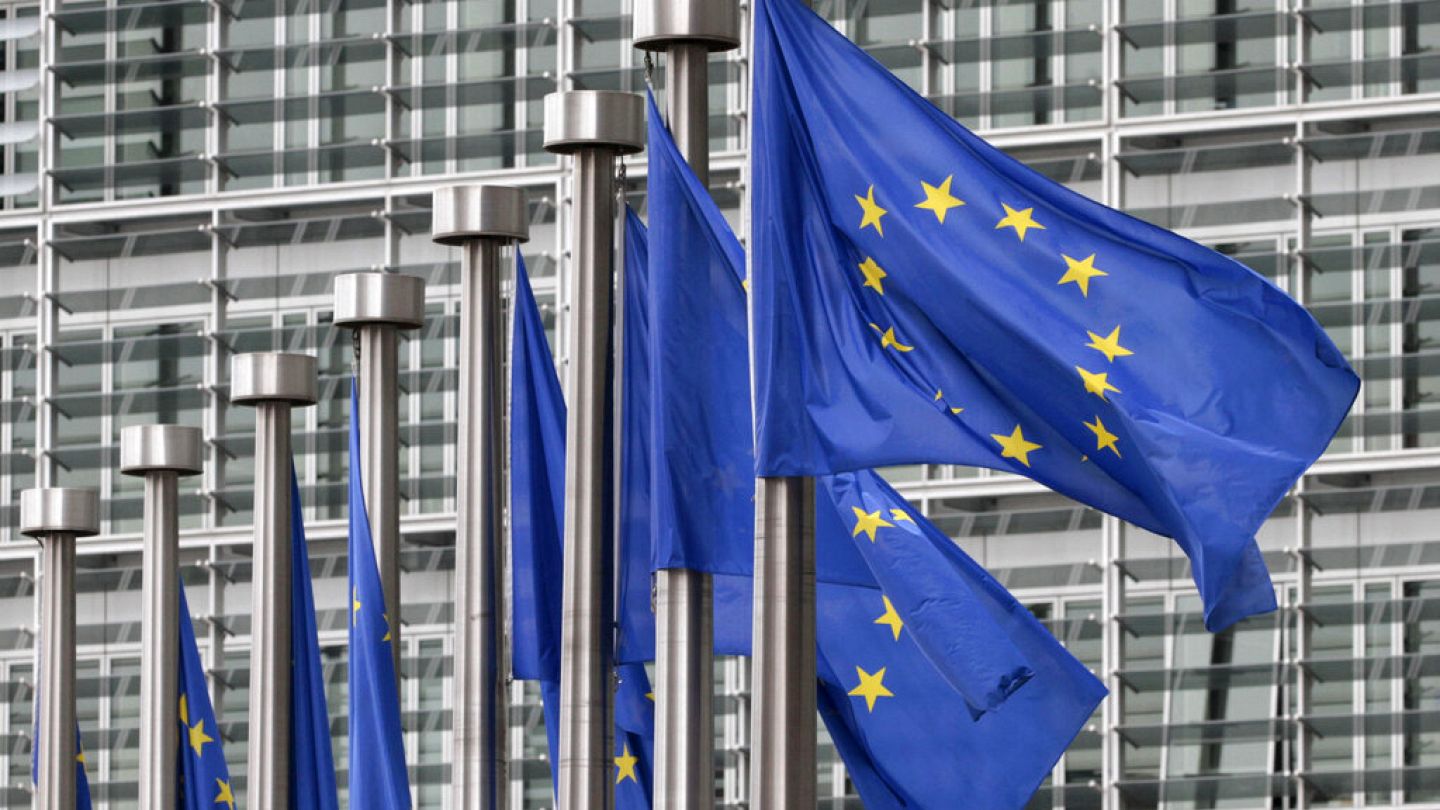 Μεσίστιες οι σημαίες της ΕΕ στα κτίρια της Κομισιόν στη μνήμη των θυμάτων της τραγωδίας των Τεμπών (φώτο)