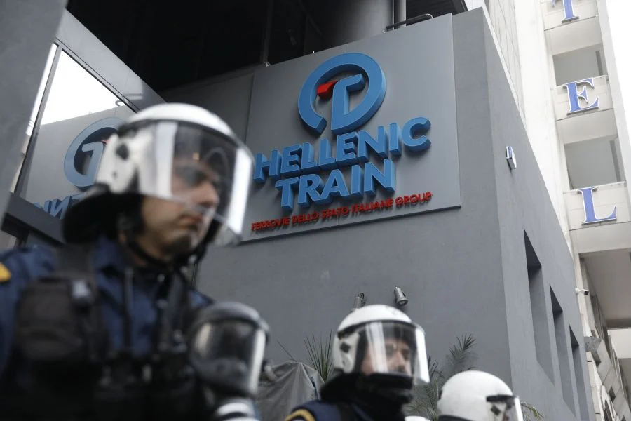 Συγκέντρωση διαμαρτυρίας έξω από τα γραφεία της Hellenic Train μετά την τραγωδία – Τα ΜΑΤ φυλάσσουν τα γραφεία (φωτο)