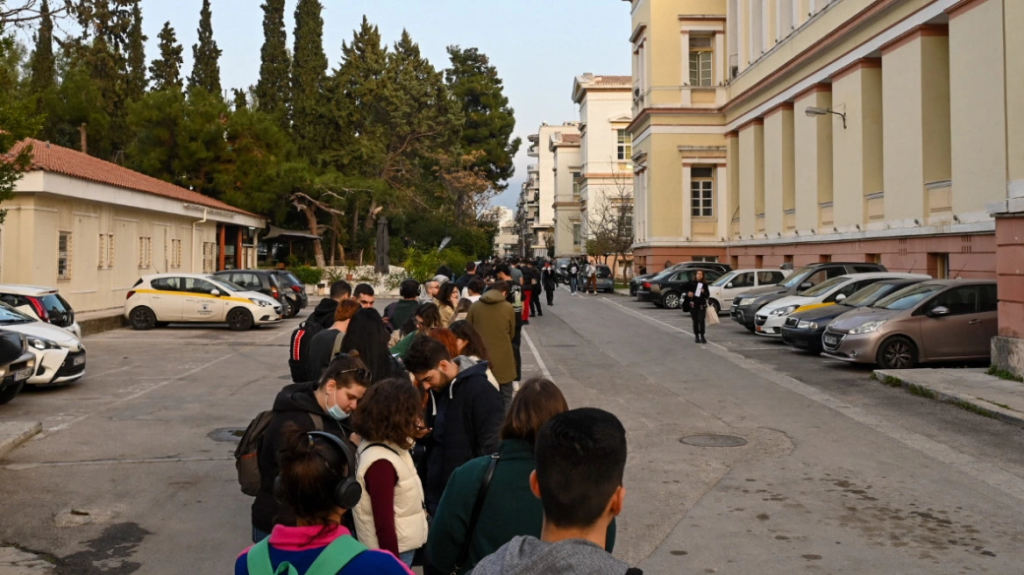 Τέμπη: Ουρές για αιμοδοσία στο «Ελπίς» – Ανοιχτό ως τις 20:30 το Κοργιαλένειο