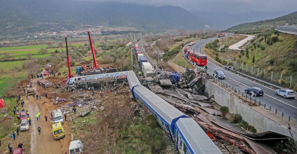 Οι κυβερνητικές τύψεις για την τραγωδία που προκάλεσαν οδηγούν στην δημοσία δαπάνη ταφή των θυμάτων
