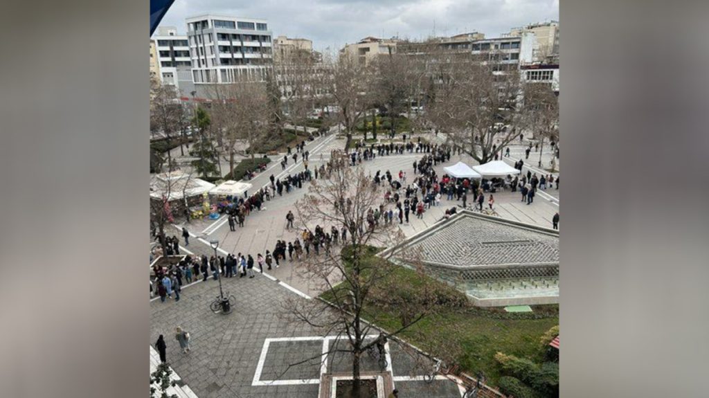 Ουρές στην κεντρική πλατεία της Λάρισας για την έκτακτη αιμοδοσία (φωτό)