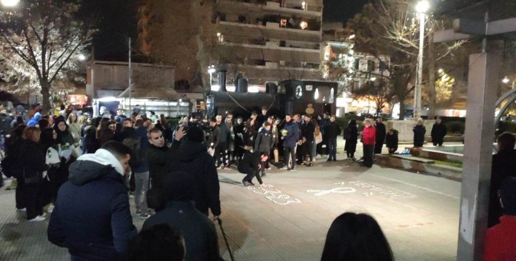 Πολίτες συγκεντρώθηκαν έξω από τον ΟΣΕ στη Λάρισα για να διαμαρτυρηθούν – «Δεν είναι η κακιά η ώρα που σκοτώνει» (φώτο-βίντεο)