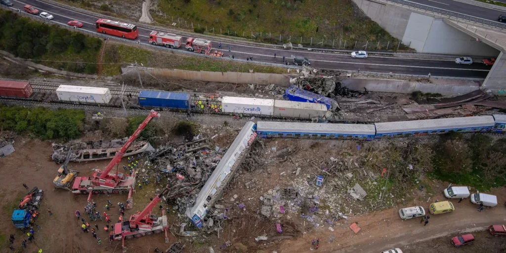 Τέμπη: 36 σοροί δεν έχουν ταυτοποιηθεί – Σκηνές αρχαίας τραγωδίας έξω από το νοσοκομείο
