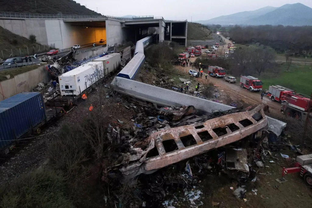 «Η χειρότερη σιδηροδρομική τραγωδία» – Το ρεπορτάζ της Sun για την τραγωδία στα Τέμπη (βίντεο)