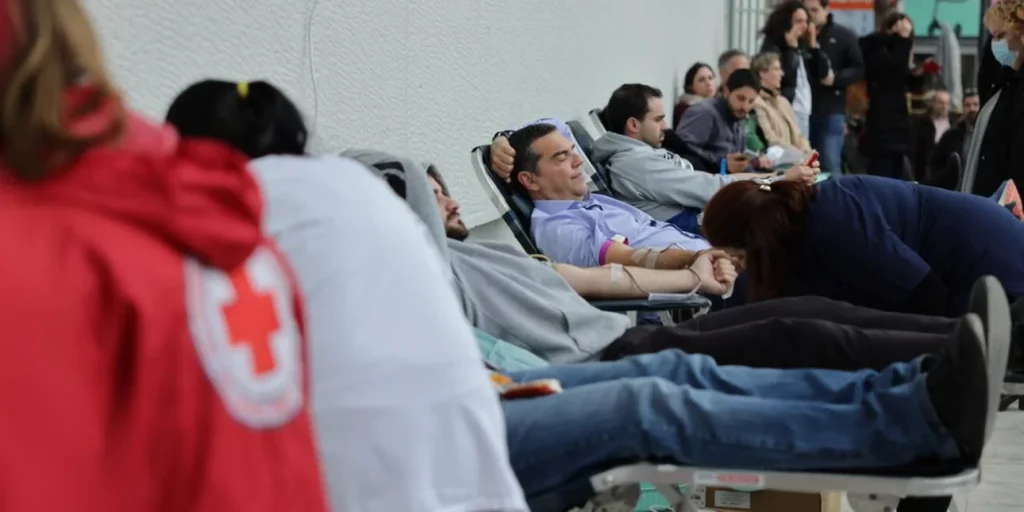 Με συγγενείς θυμάτων στο νοσοκομείο Λάρισας ο Αλέξης Τσίπρας – Έδωσε αίμα για τους τραυματίες (φώτο)