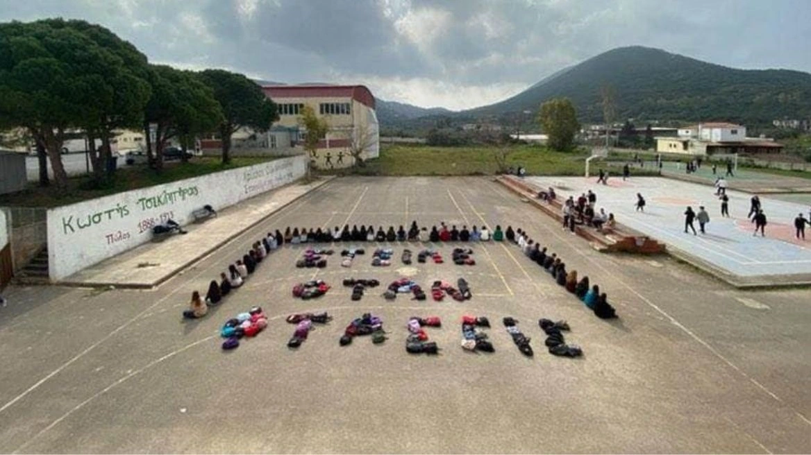Συγκινούν μαθητές στην Πύλο που έγραψαν με τις τσάντες τους «Στείλε όταν φτάσεις» για την τραγωδία στα Τέμπη