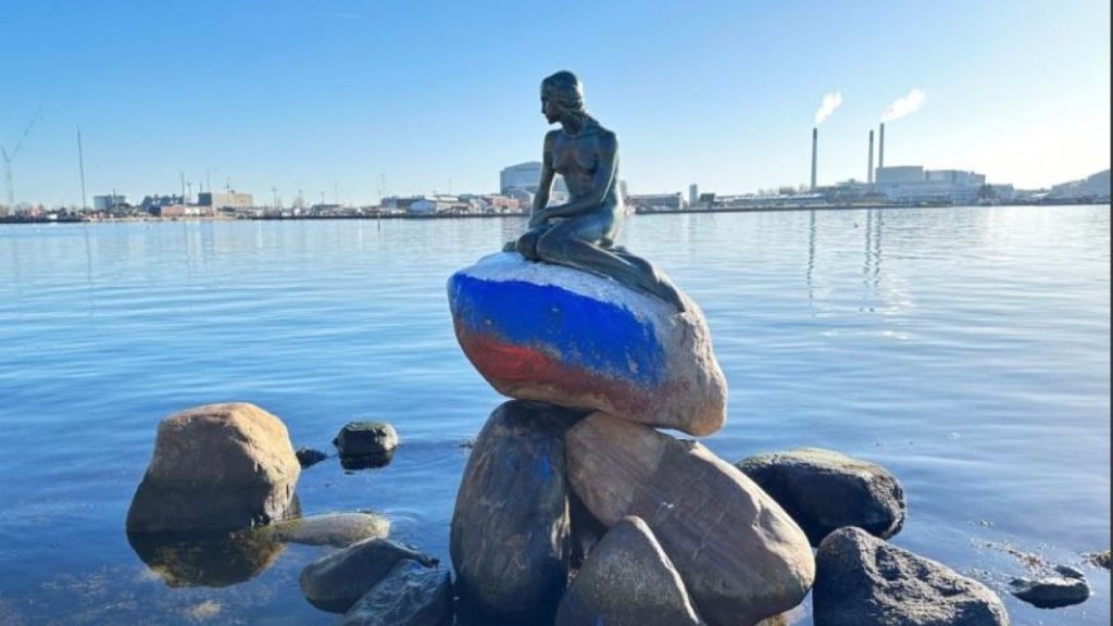 Δανία: Ζωγράφισαν τη ρωσική σημαία στη βάση της μικρής γοργόνας της Κοπεγχάγης