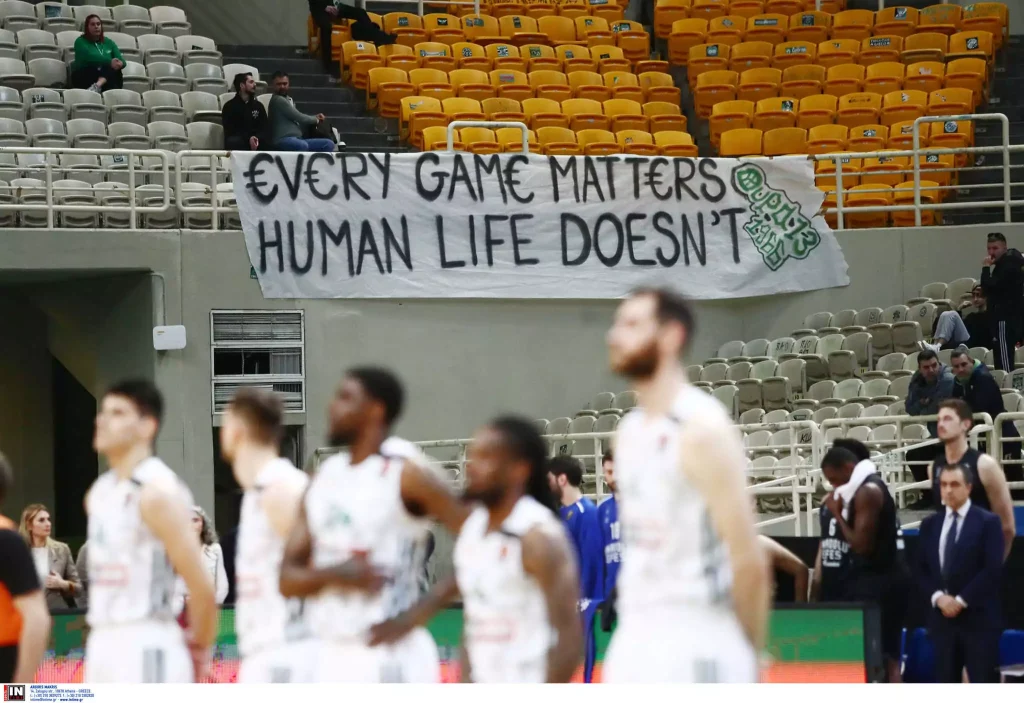 Πανό κατά της Euroleague στο ΟΑΚΑ – «Κάθε ματς μετράει, η ανθρώπινη ζωή όχι»