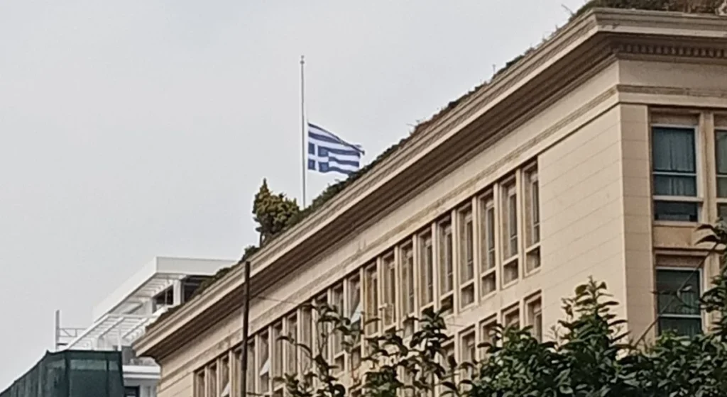 Κρέμασαν ανάποδα τη σημαία στην Τράπεζα της Ελλάδας (φωτό)