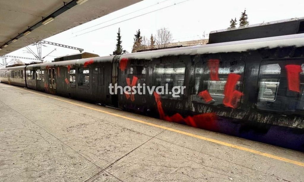 Θεσσαλονίκη: Ομάδα ατόμων έβαψε με μαύρη και κόκκινη μπογιά τρένο του προαστιακού της Hellenic Train (φώτο)