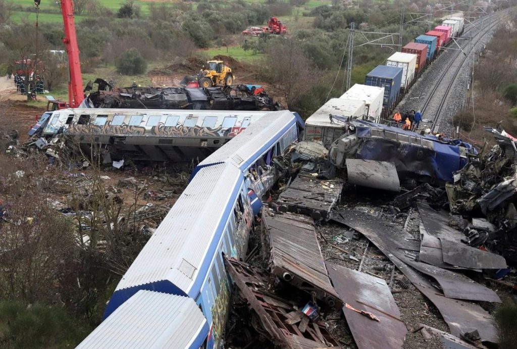 Άρθρο «κόλαφος» και από το Bloomberg: «Τι οδήγησε στο πιο πολύνεκρο σιδηροδρομικό δυστύχημα στην Ευρώπη εδώ και μια δεκαετία»