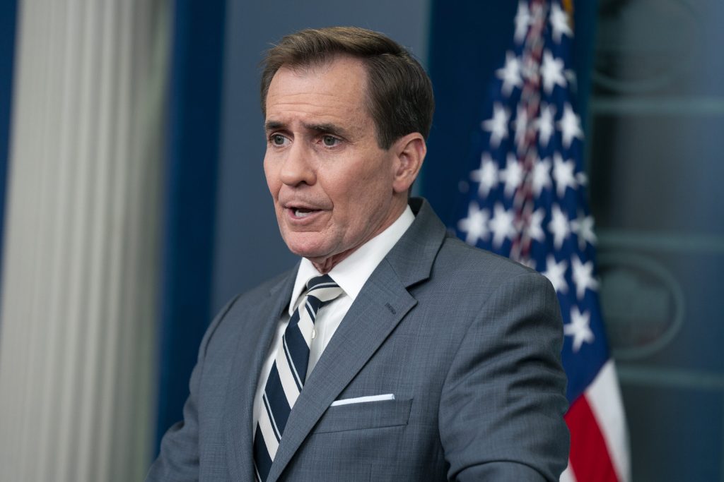 Οι ΗΠΑ θεωρούν ότι «παραμένει στο τραπέζι» το ενδεχόμενο η Κίνα να προμηθεύσει με όπλα τη Ρωσία