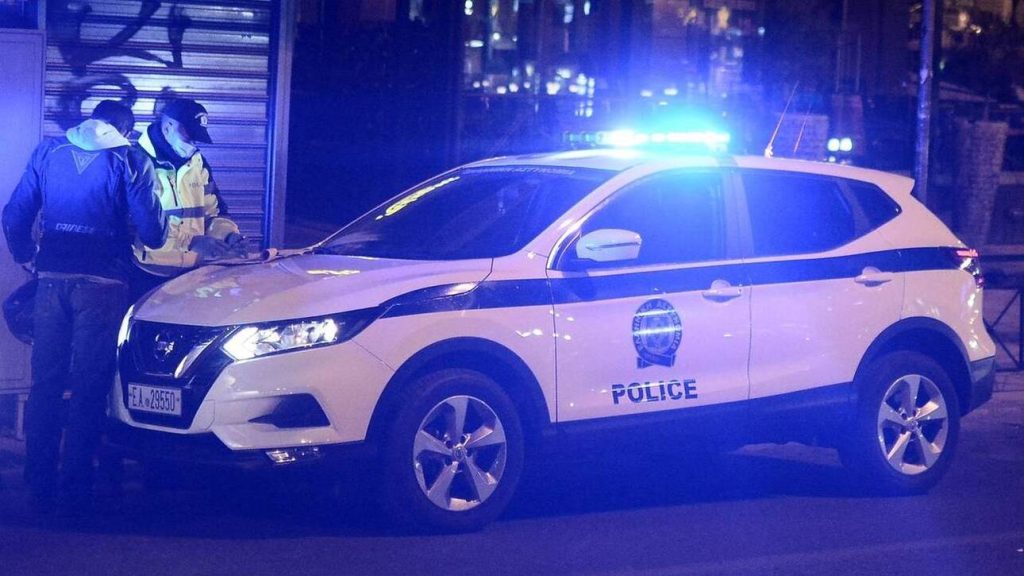 Ξεχειλίζει η οργή κατά της κυβέρνησης: Επίθεση διαδηλωτών κατά περιπολικού της ΕΛ.ΑΣ στο Μοναστηράκι (βίντεο)