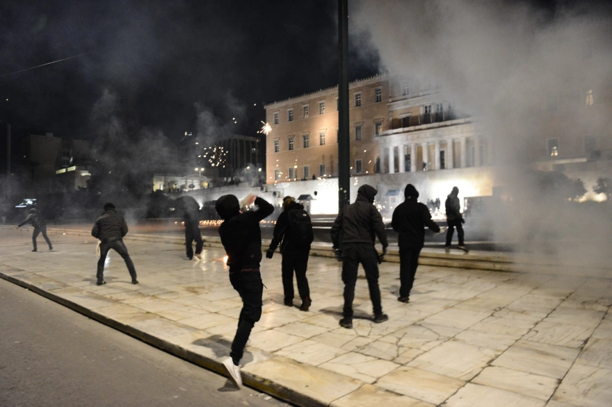 Σύνταγμα: Επεισόδια μετά το τέλος της σιωπηλής διαμαρτυρίας για την τραγωδία στα Τέμπη