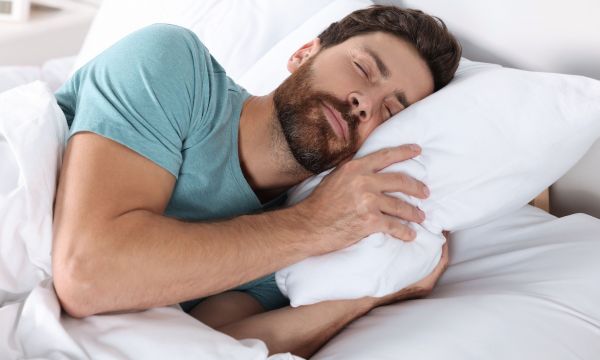 Ο πολύ λίγος ή ο υπερβολικός ύπνος αυξάνουν τον κίνδυνο λοίμωξης λέει νέα έρευνα