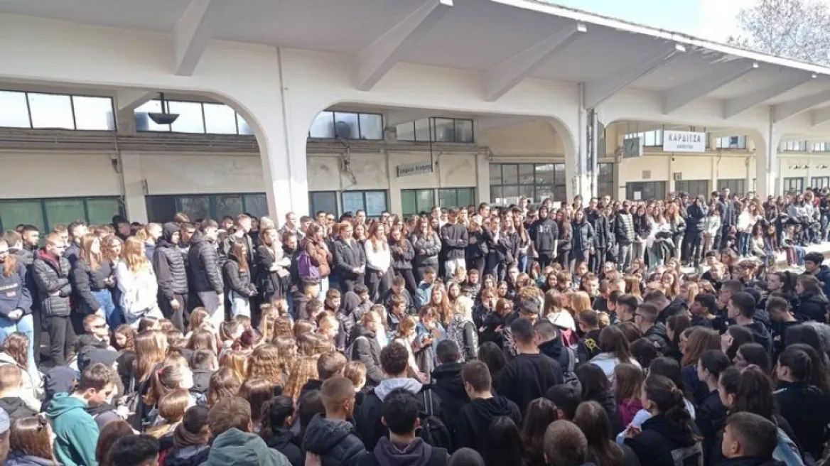 Σε κλίμα συγκίνησης η κινητοποίηση μαθητών στην Καρδίτσα – Παρούσα μητέρα θύματος (βίντεο)