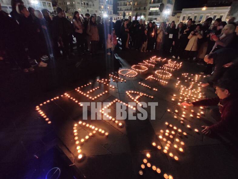 Σιωπηρή διαμαρτυρία με κεριά και μαύρα μπαλόνια για το δυστύχημα στα Τέμπη στην Πάτρα