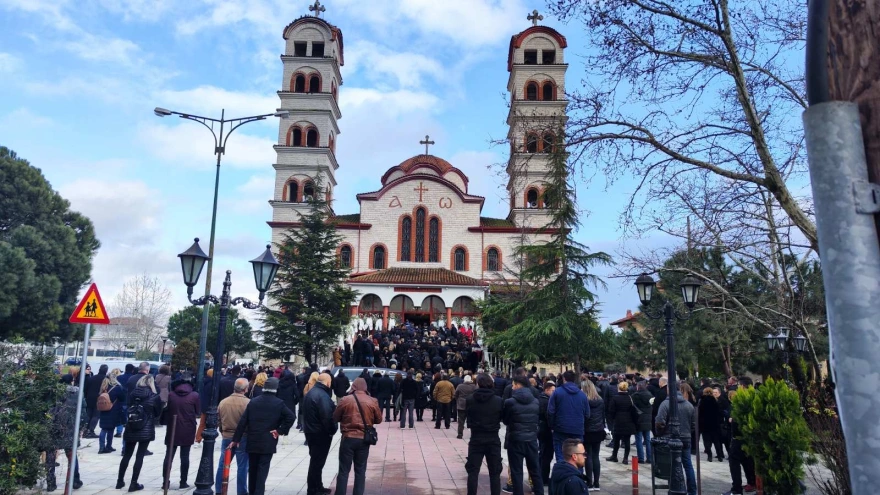 Τέμπη: Ανείπωτος πόνος στην κηδεία της 34χρονης Αθηνάς Κατσαρά (φωτο)