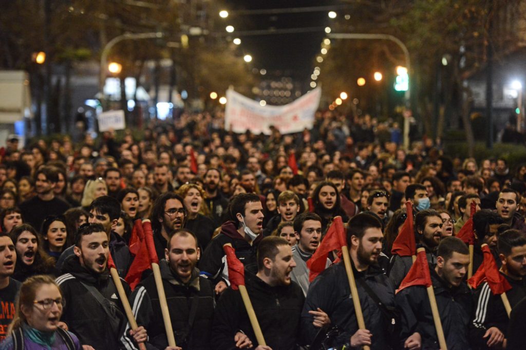 Πορεία και σιωπηρή διαμαρτυρία στο Σύνταγμα για την τραγωδία στα Τέμπη – Κλειστό το κέντρο της Αθήνας (φωτό-βίντεο)