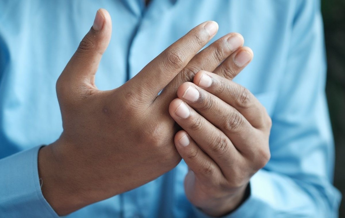 12 συμπτώματα που προειδοποιούν για ρευματοειδή αρθρίτιδα