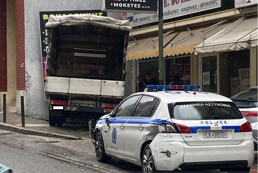 Τροχαίο ατύχημα στην Καβάλα: Ανεξέλεγκτο φορτηγό έπεσε πάνω σε περιπολικό (φώτο)