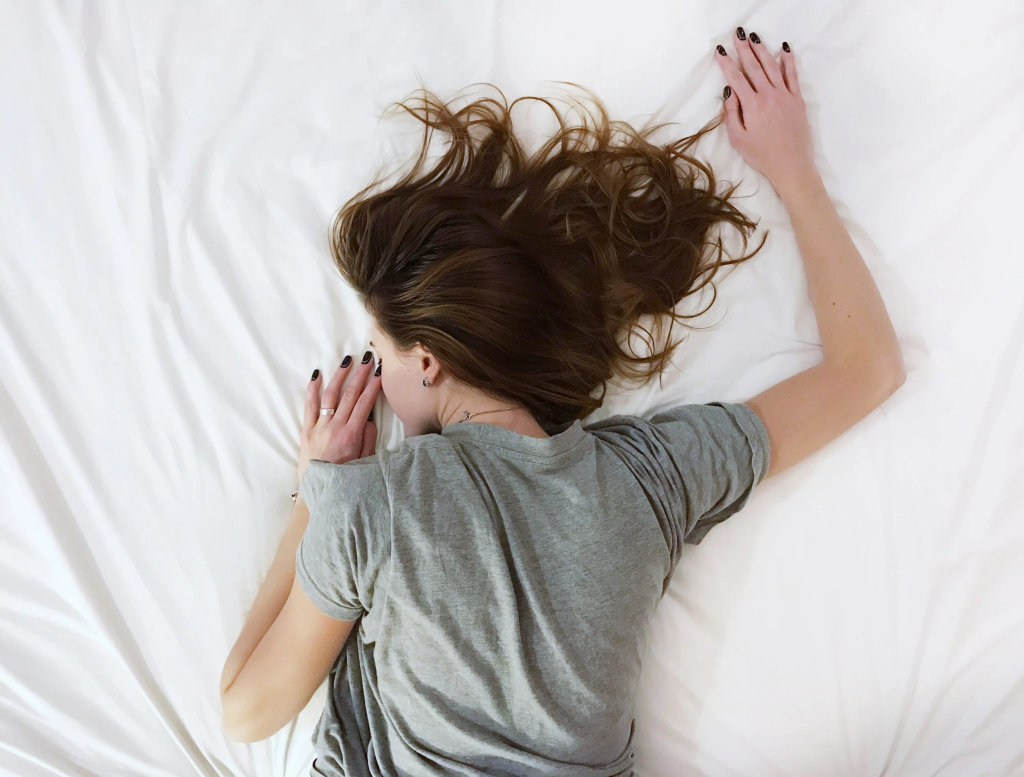 Μήπως ξυπνάτε συνέχεια κουρασμένοι; – Οι πιο συνηθισμένοι λόγοι
