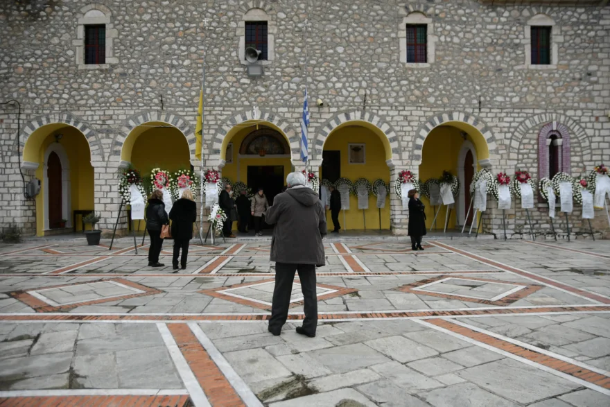 Ξεκίνησε η κηδεία της 42χρονης Βάγιας από τον Τύρναβο που σκοτώθηκε στα Τέμπη (φωτο)