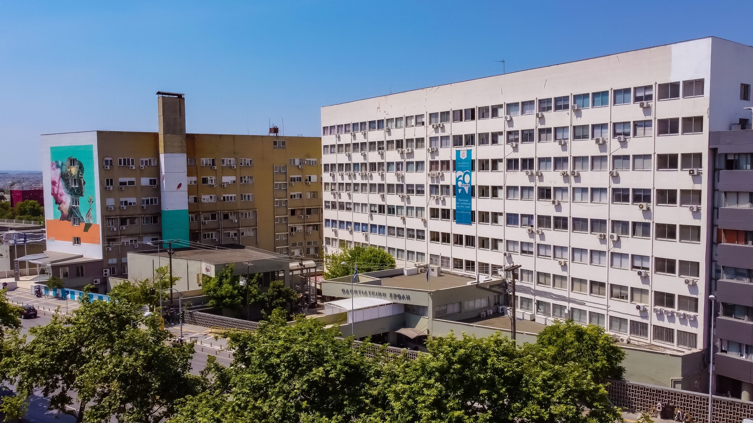 Το ΑΠΘ στήνει μνημείο για τους φοιτητές που θρηνεί από την τραγωδία των Τεμπών