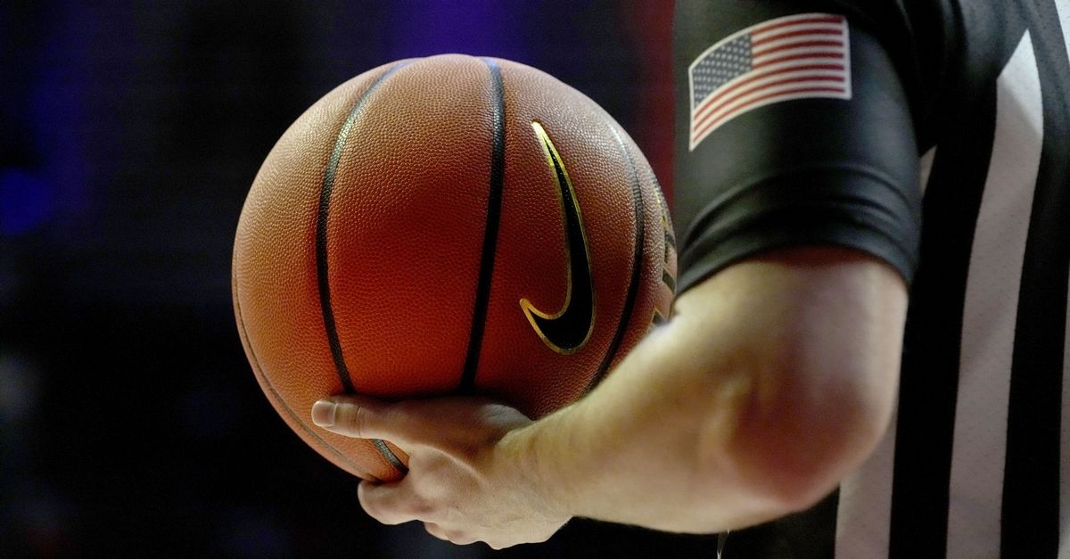 Παίκτες «πιάστηκαν» στα χέρια σε αγώνα του NCAA και έγιναν viral (βίντεο)