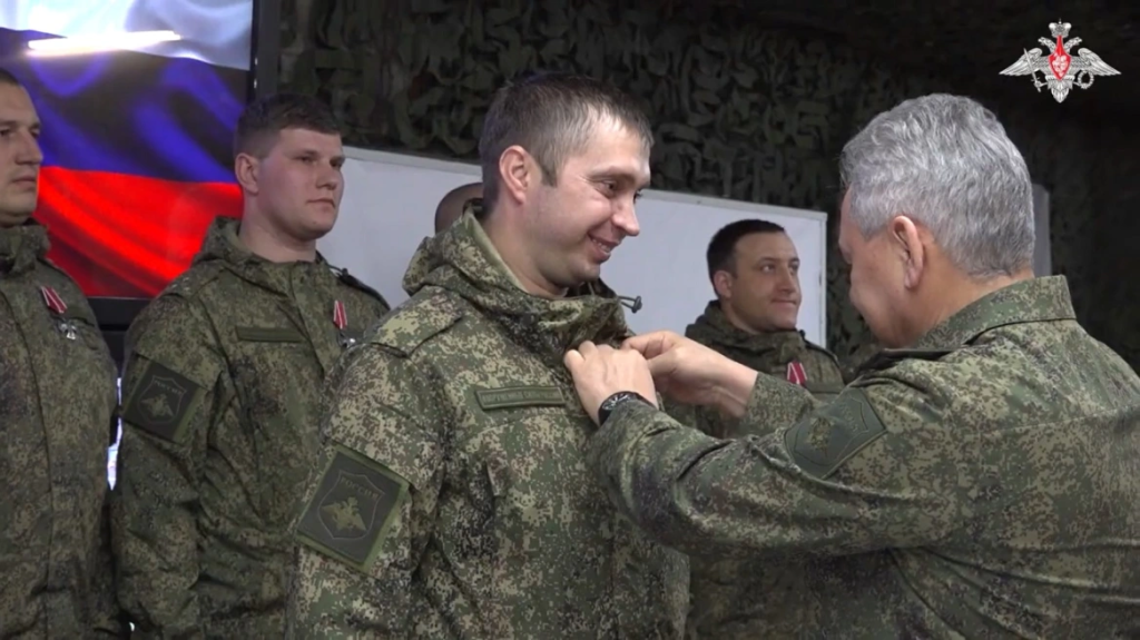 Ο Ρώσος ΥΠΑΜ Σ.Σοϊγκού στο Ντονμπάς: Επιθεώρηση στρατηγείου και παρασημοφορήσεις (βίντεο)