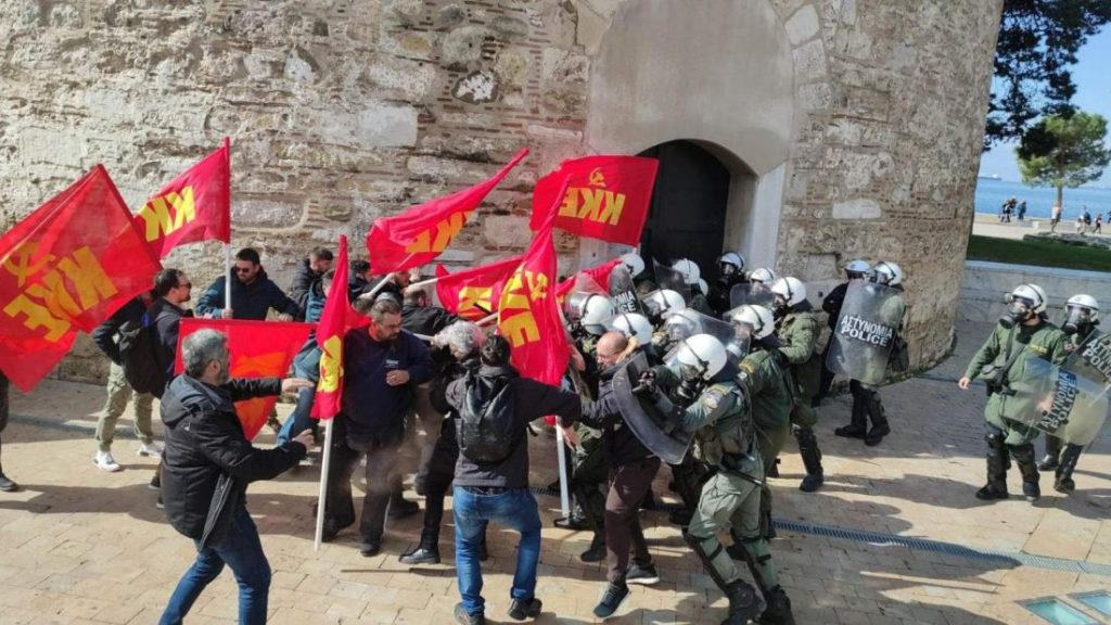 Θεσσαλονίκη: Ένταση μεταξύ ΜΑΤ και διαδηλωτών του ΚΚΕ – Δύο άτομα μεταφέρθηκαν στο νοσοκομείο
