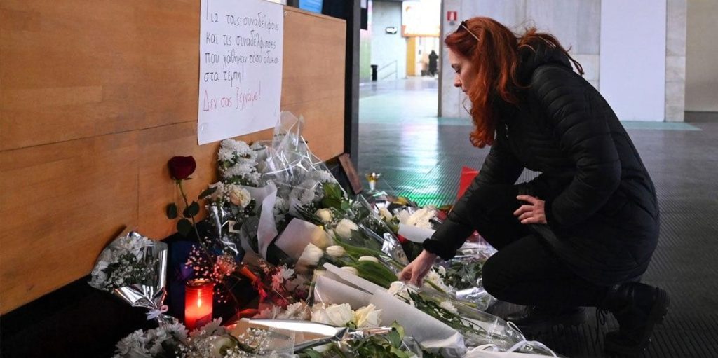 Μετά το σάλο για το ποσό των κηδειών των θυμάτων στα Τέμπη η κυβέρνηση λέει τώρα ότι δεν περικόπτεται