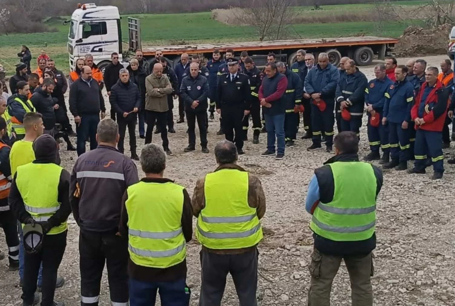 Φόρος τιμής στους νεκρούς και ενός λεπτού σιγή από πυροσβέστες, διασώστες και εργαζόμενους που επιχειρούν στα Τέμπη