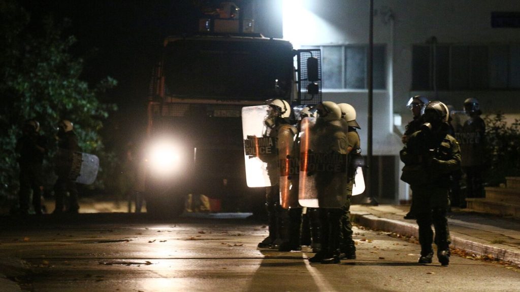 Θεσσαλονίκη: Επεισόδια με μολότοφ και δακρυγόνα το βράδυ έξω από το ΑΠΘ – Κάηκε ολοσχερώς ένα όχημα