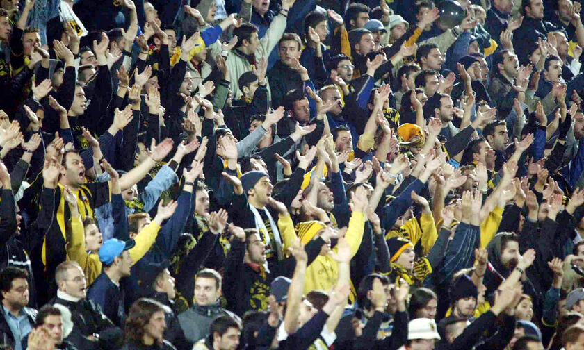 ΟΦΗ – ΑΕΚ: Ένταση στο Ηράκλειο μεταξύ οπαδών πριν το παιχνίδι – Τους έριξαν κροτίδες λάμψης