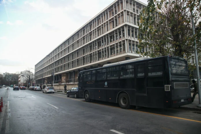 Θεσσαλονίκη: Aφέθηκε ελεύθερη η εφοριακός που κατηγορείται για απευθείας αναθέσεις σε προμηθευτές