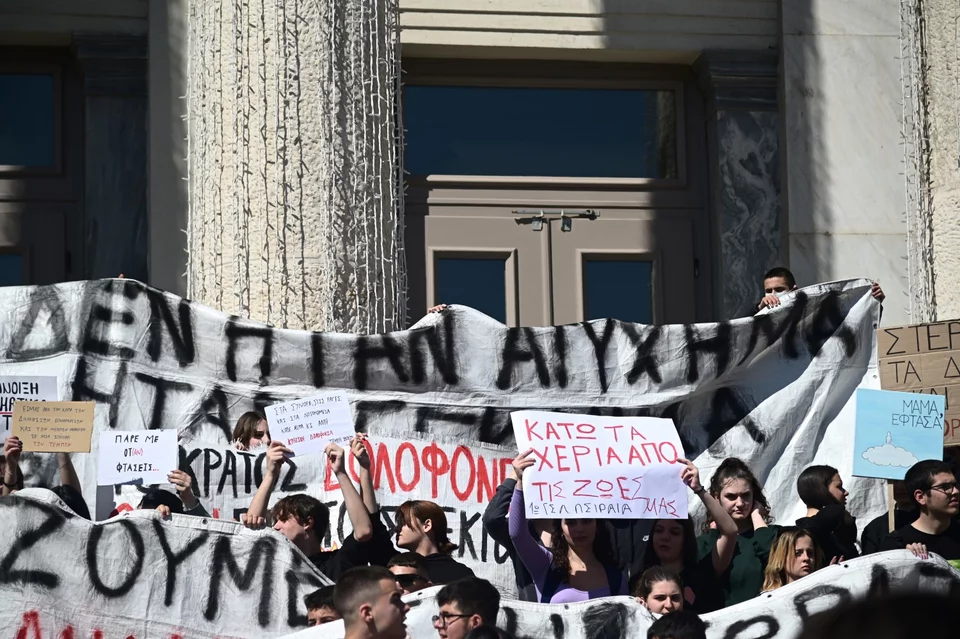 Χιλιάδες μαθητές στον Πειραιά για το έγκλημα στα Τέμπη – «Ολων των νεκρών γινόμαστε φωνή, η νέα γενιά δεν σας συγχωρεί»