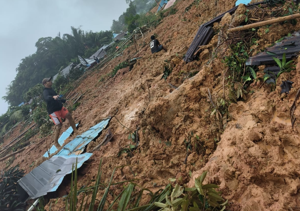 Ινδονησία: Καταρρακτώδεις βροχές προκάλεσαν κατολίσθηση – Τουλάχιστον 10 νεκροί (βίντεο)