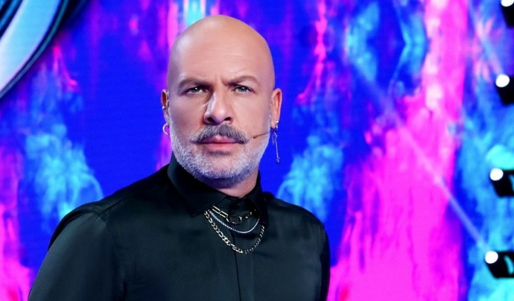 Ένας οργισμένος Νίκος Μουτσινάς ζητά παραίτηση Μητσοτάκη (βίντεο)